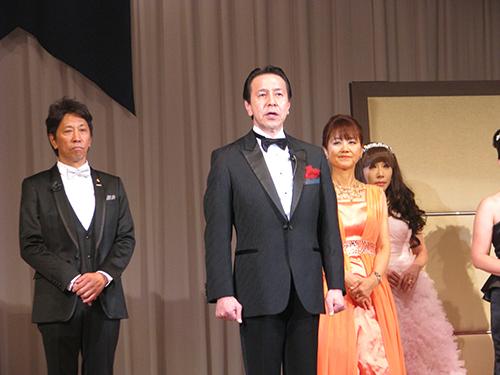 あいさつする真壁孝仁社長（写真中央）